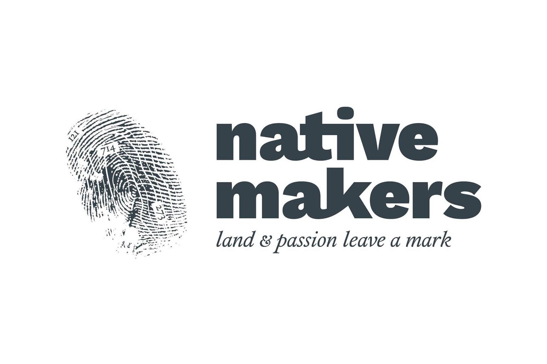 Il logo di Native Makers: un impronta che si sovrappone ad una isoipsa